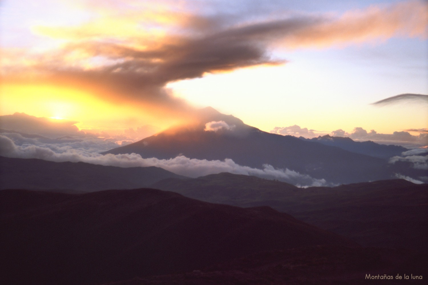 Amanece en el Volcán Tungurahua desde la cima del Igualata después de una gran erupción con su nube de cenizas y polvo volcánico